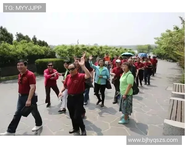 今年退役足球明星齐聚一堂合影留念展现辉煌岁月与友谊的珍贵瞬间